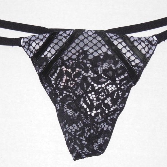 VS SCANDALOUS LIMITED EDITION Push-up Bra & Thong - Picture 3 of 6